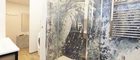 Dusche, Haartrockner, Bidet, Handtücher