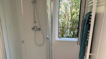 Douche, serviettes fournies