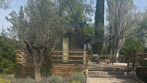A wooden cabin with a gravel driveway, surrounded by trees and a wooden fence. - Holiday Home 'Domaine 3016' with Shared Pool, Wi-Fi and Air Conditioning (Roquebrune-sur-Argens)