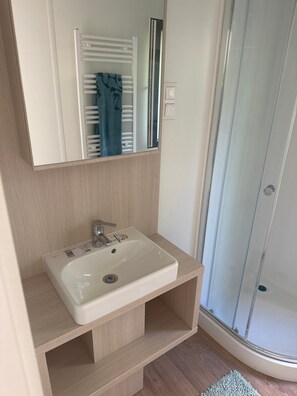 Shower, towels - Holiday Home 'Domaine 3016' with Shared Pool, Wi-Fi and Air Conditioning (Roquebrune-sur-Argens)