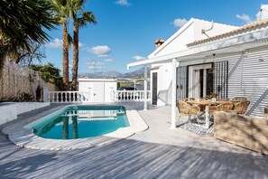 Outdoor dining - Holiday Home 'Ìtaca' with Lake View, Wi-Fi and Air Conditioning (Alcaucin)