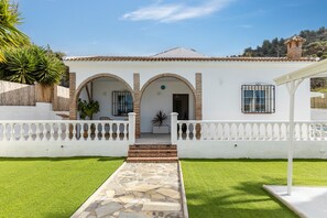 Exterior - Holiday Home 'Ìtaca' with Lake View, Wi-Fi and Air Conditioning (Alcaucin)