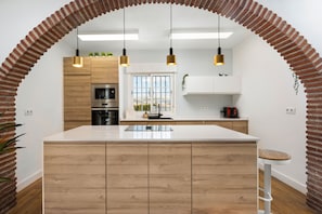 Frigorífico, microondas, horno y placa de cocina