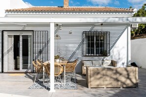 Outdoor dining - Holiday Home 'Ìtaca' with Lake View, Wi-Fi and Air Conditioning (Alcaucin)