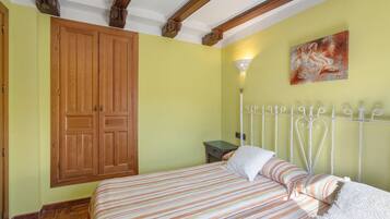 2 bedrooms, iron/ironing board, free WiFi, bed sheets