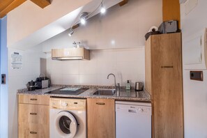 Réfrigérateur, four à micro-ondes, un four, surface de cuisson