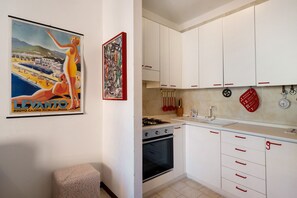 Frigorifero, microonde, forno, piano cottura