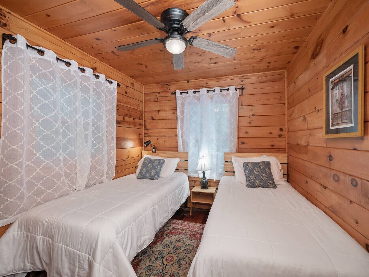 3 makuuhuonetta, työpöytä, silitysrauta/-lauta, vauvan matkasänky