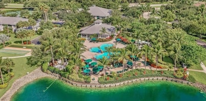 NAPLES RESORT 2BDRM 2BTH +Den POOL GOLF CLUB AMENITIES 5TH AVENUE BEACH