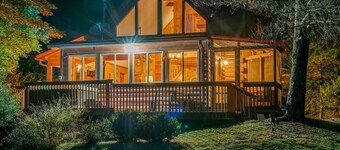 Sugar Hill Cabin 45 Min to Asheville Hot Tub Fire pit