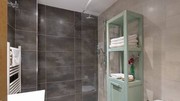 Een douche, een haardroger, handdoeken