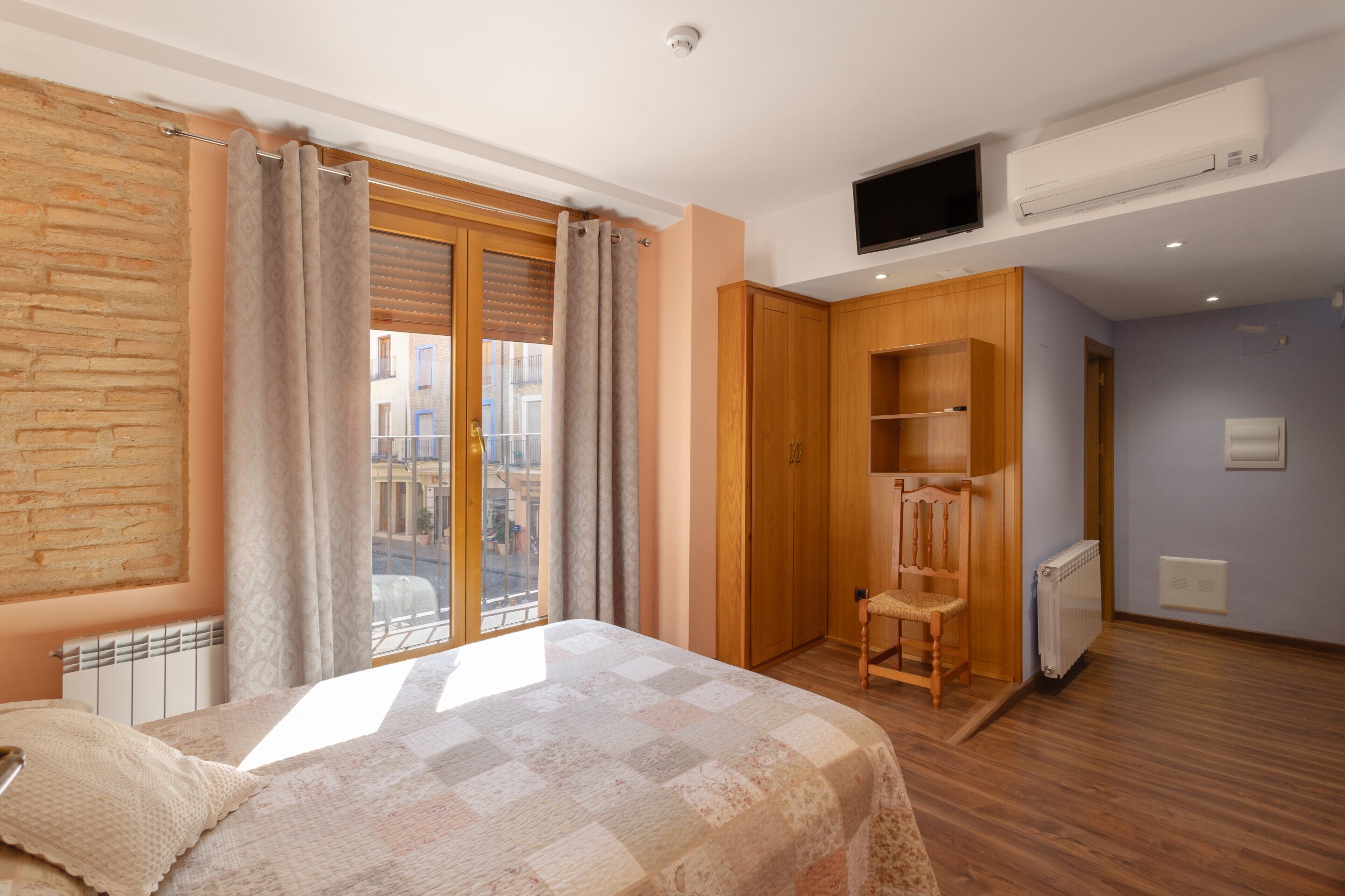 2 slaapkamers, een strijkplank/strijkijzer, gratis wifi, beddengoed