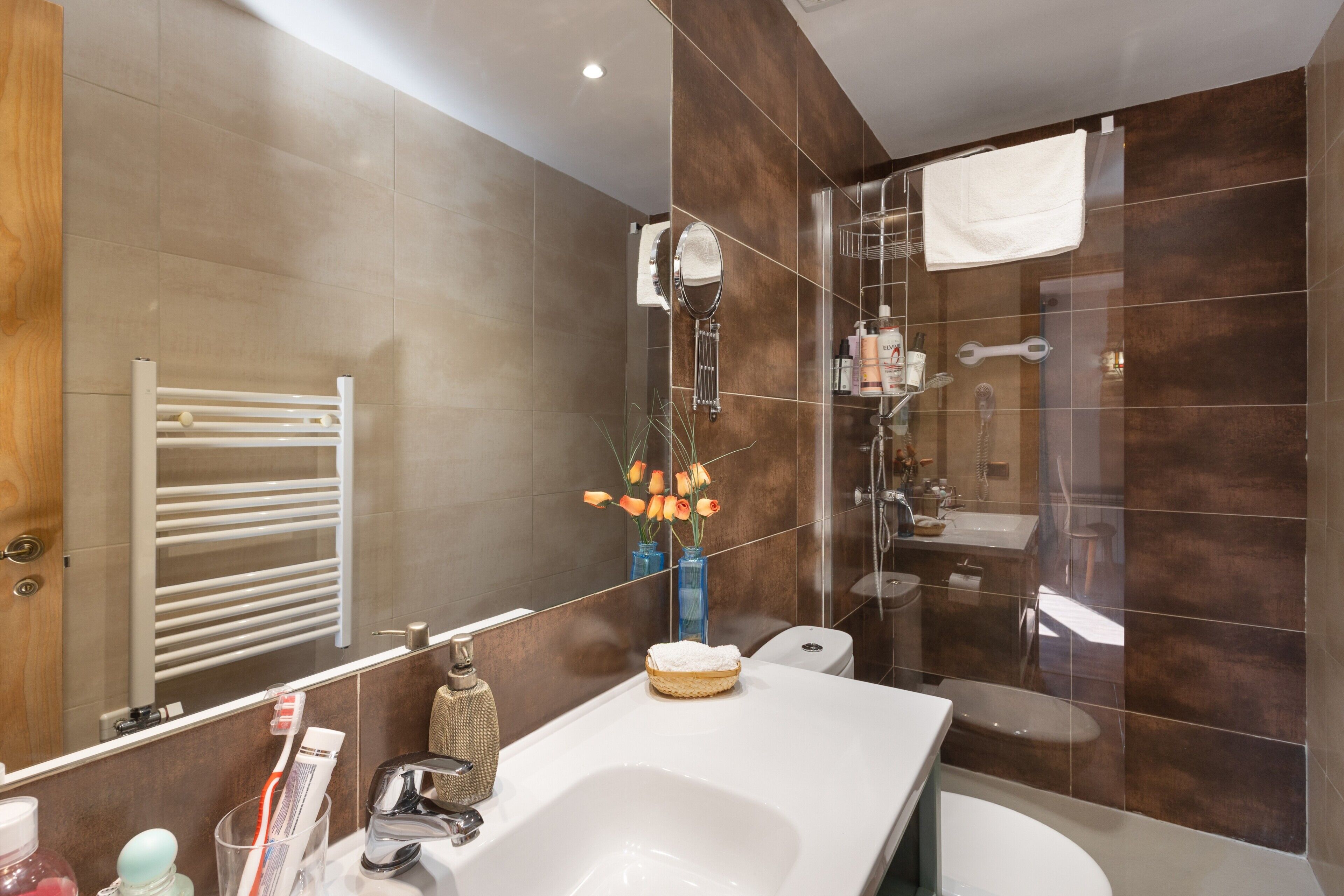 Een douche, een haardroger, handdoeken