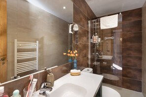 Dusche, Haartrockner, Handtücher