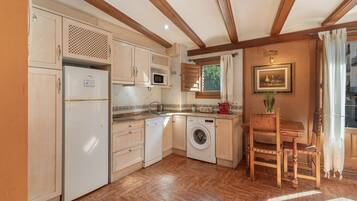 Kühlschrank, Mikrowelle, Herdplatte, Geschirrspüler