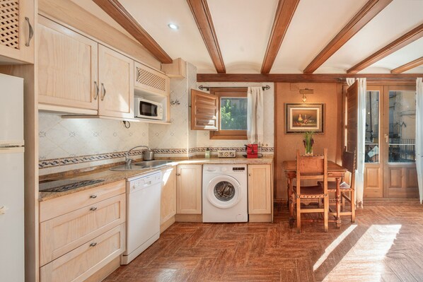 Fridge, microwave, stovetop, dishwasher - Apartment 'Zayda' with Balcony, Wi-Fi and Air Conditioning (Daroca)