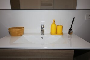 Secadora de cabello, bidet, toallas, jabón 