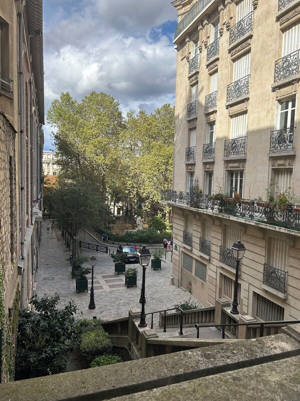 Property grounds - Big room next to train B, 15 minutes go to center ville (Cachan)