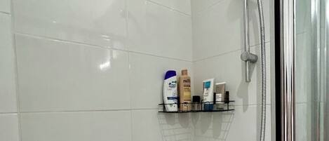 SĂšche-cheveux, serviettes fournies, papier toilette