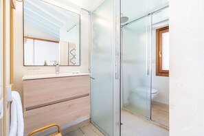 Shower, hair dryer, towels - Apartment 'Can 32 2 Habitaciones' with Mountain View and Air Conditioning (Pollença)