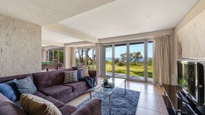 TV - Famagusta - Belle Escapes Jervis Bay (Vincentia)