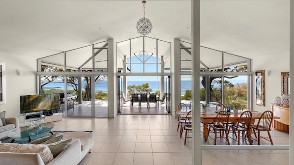 TV - Famagusta - Belle Escapes Jervis Bay (Vincentia)