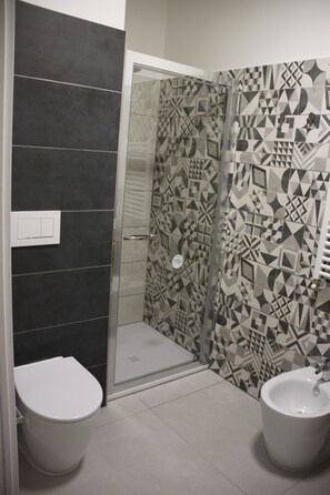 Comfort Triple Room | Bathroom | Shower, free toiletries, towels, soap - B&B Il Melograno  (Valmontone)