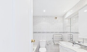 Sèche-cheveux, serviettes fournies