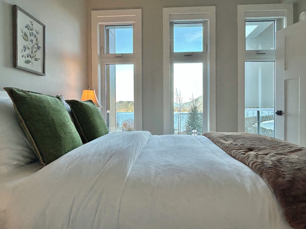 Picture Idea: Eagle S Nest Penthouse Condo W Spectacular Harrison Lake Mountain