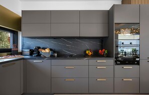 Réfrigérateur, four à micro-ondes, un four, surface de cuisson