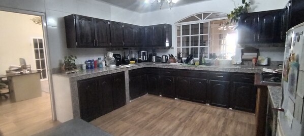 Toaster, blender, cookware/dishes/utensils, lobster pot
