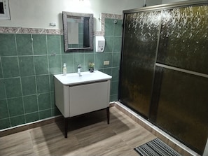 Asciugacapelli, asciugamani, sapone, carta igienica