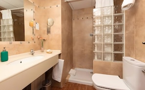 Douche, sèche-cheveux, serviettes fournies