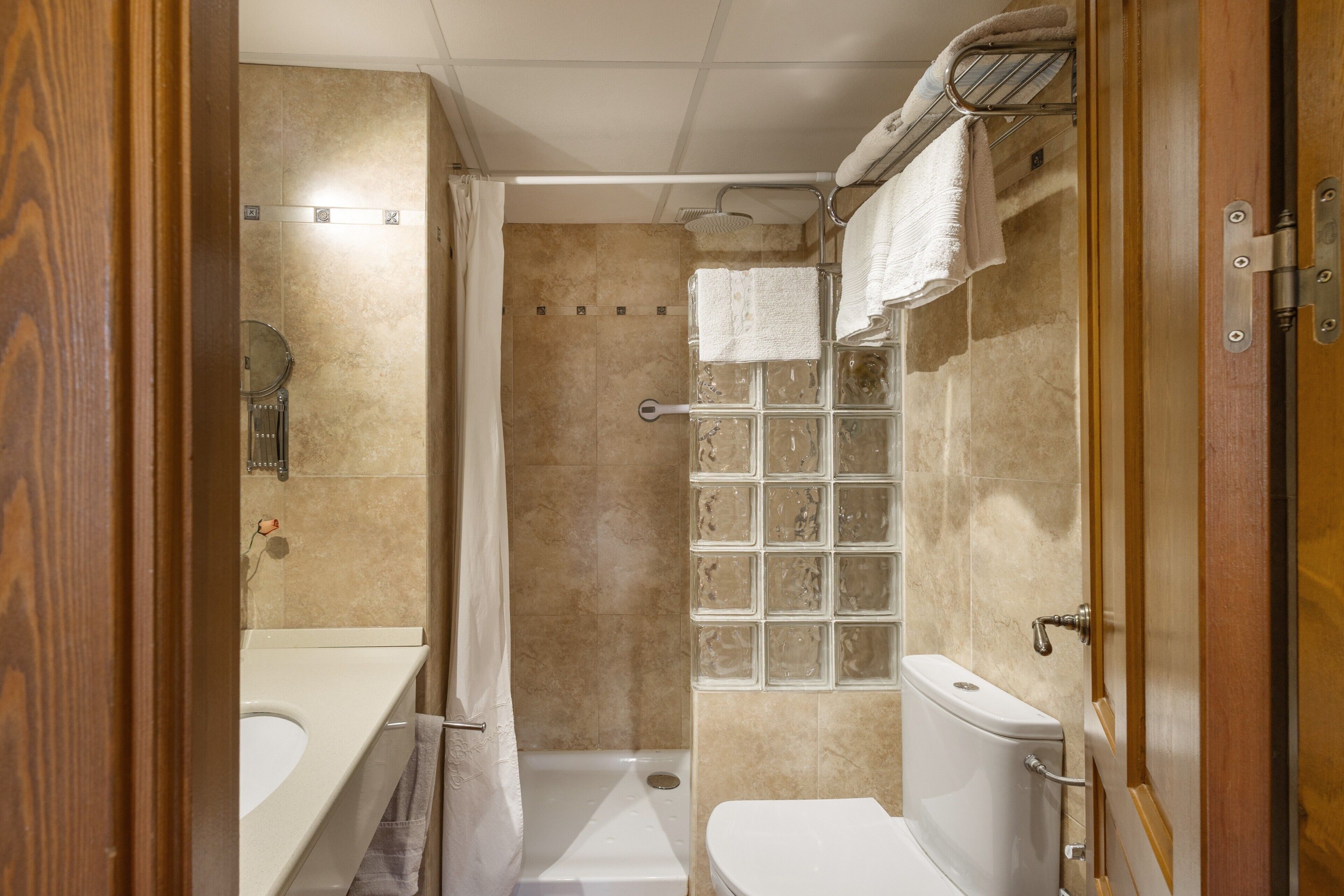 Un baño con ducha, inodoro y lavabo.