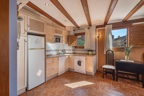 Réfrigérateur, four à micro-ondes, surface de cuisson, lave-vaisselle