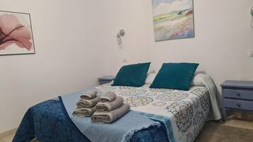 1 slaapkamer, een strijkplank/strijkijzer, gratis wifi, beddengoed