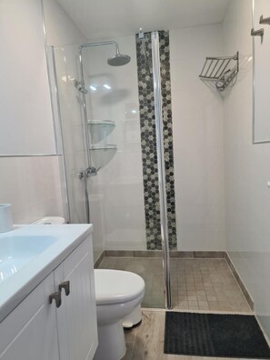 Dusche, Haartrockner, Handtücher