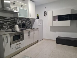 Kjøleskap, mikrobølgeovn, kokeplater og kaffetrakter/tekoker