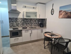 Kjøleskap, mikrobølgeovn, kokeplater og kaffetrakter/tekoker