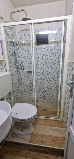 Een douche, een haardroger, handdoeken