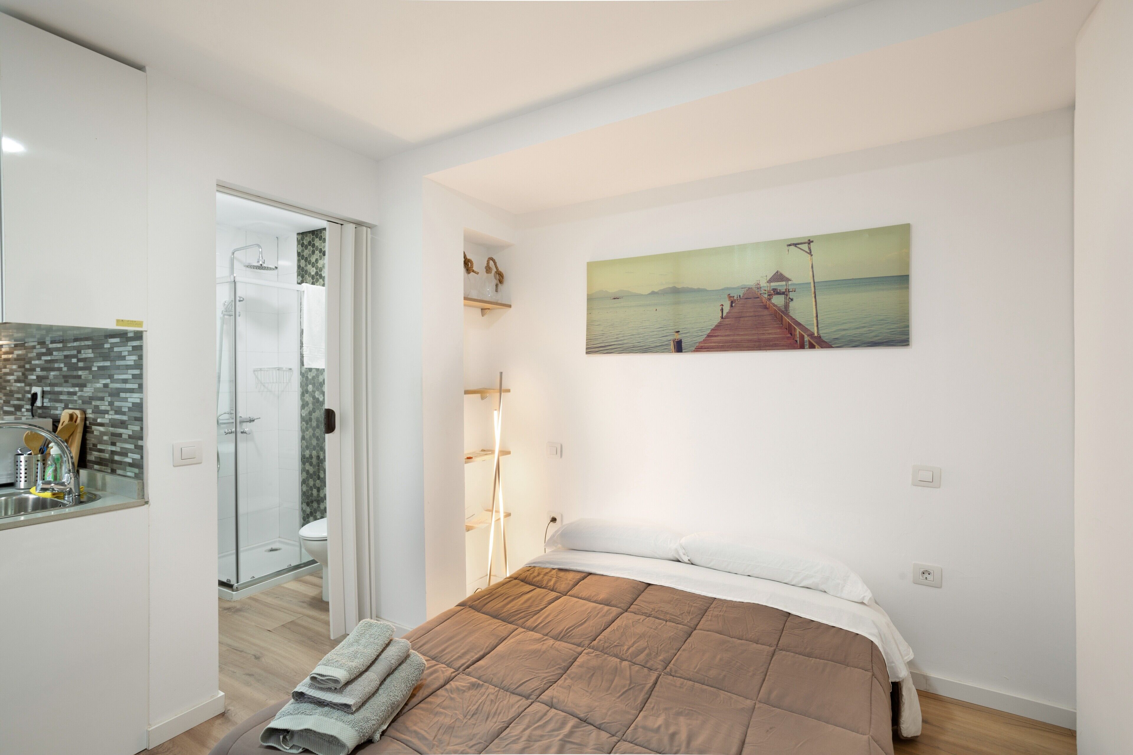 Tabla de planchar con plancha, wifi gratis y ropa de cama 