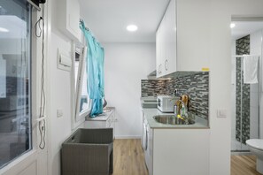 Douche, sèche-cheveux, serviettes fournies