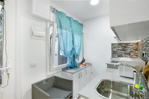 Jääkaappi, mikroaaltouuni, liesi, astianpesukone