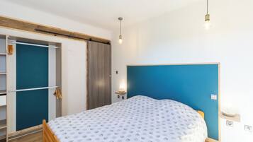 2 slaapkamers, een strijkplank/strijkijzer, gratis wifi, beddengoed