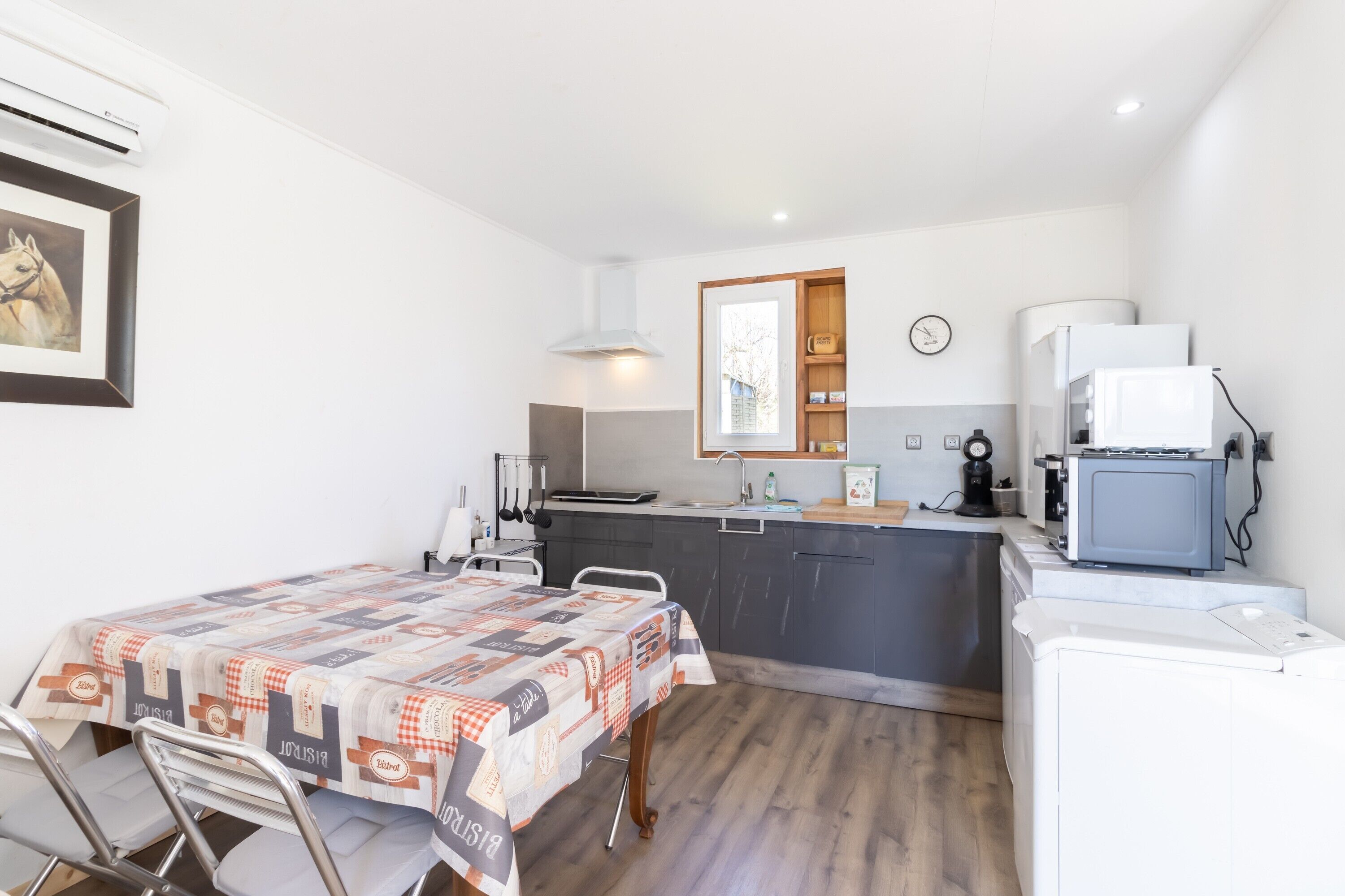 Réfrigérateur, micro-ondes, four, plaque de cuisson