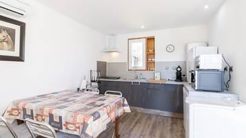 Réfrigérateur, micro-ondes, four, plaque de cuisson