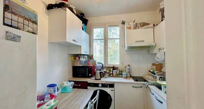 Small private room, next to train B, 15 minutes go to Paris center.