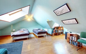 2 dormitorios, tabla de planchar con plancha, cuna de viaje