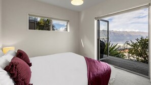 2 Schlafzimmer, Schreibtisch, Bügeleisen/Bügelbrett, Reisekinderbett