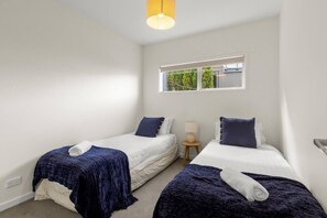 2 chambres, bureau, fer et planche à repasser, lit de bébé portatif